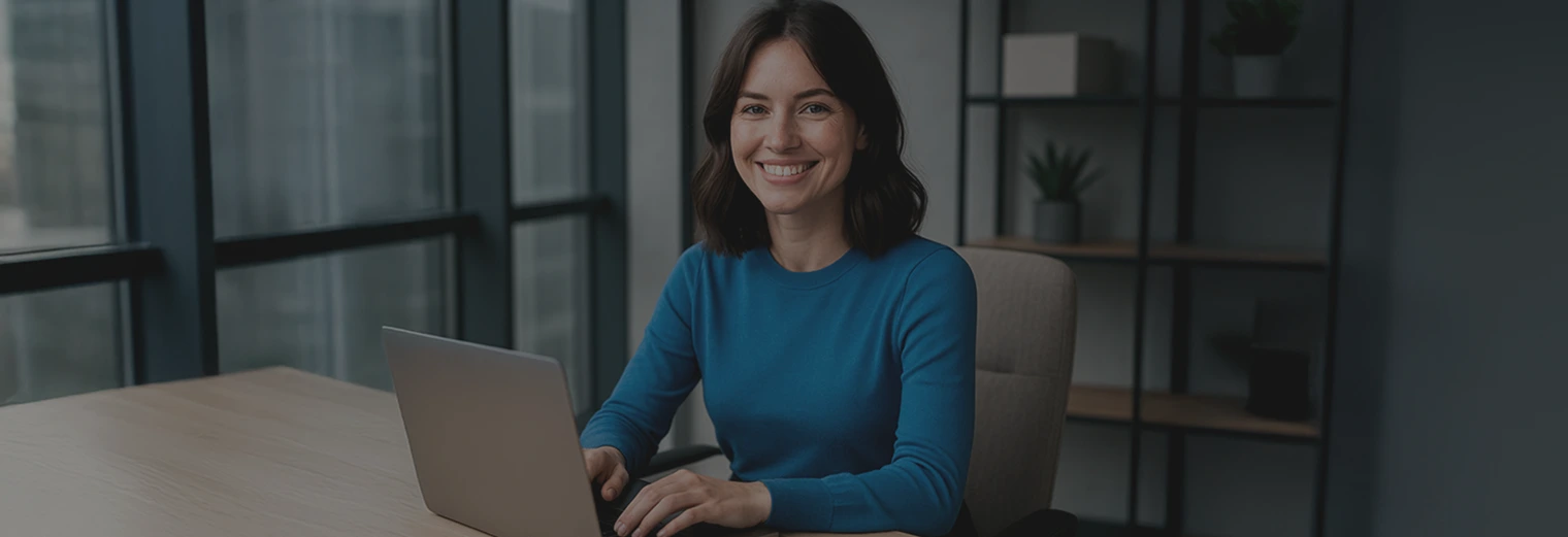 Profesional sonriente con portátil que estudia el diplomado virtual en finanzas para no financieros