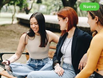 Tres jóvenes conversando en una banca al aire libre: diplomado virtual en energías limpias EAFIT Virtual