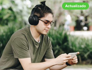 Joven con audífonos y gafas usando su celular: diplomado virtual en gestión de clientes clave de EAFIT Virtual