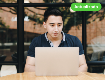 Hombre frente a un portátil: diplomado virtual para perfiles no financieros de EAFIT Virtual