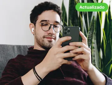 Hombre con gafas y audífonos usa el teléfono, tarjeta de programa relacionado para entender el flujo de caja